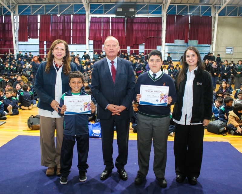 Colegio reconoce a estudiantes con 100% de asistencia y destaca compromiso de la comunidad educativa