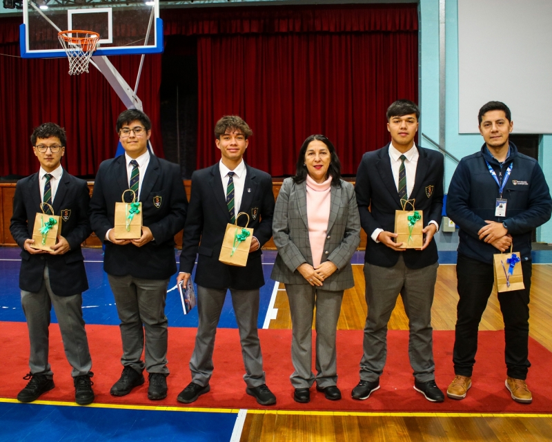 Orgullo académico: estudiantes son reconocidos por destacado logro nacional en Olimpiada de Big Data